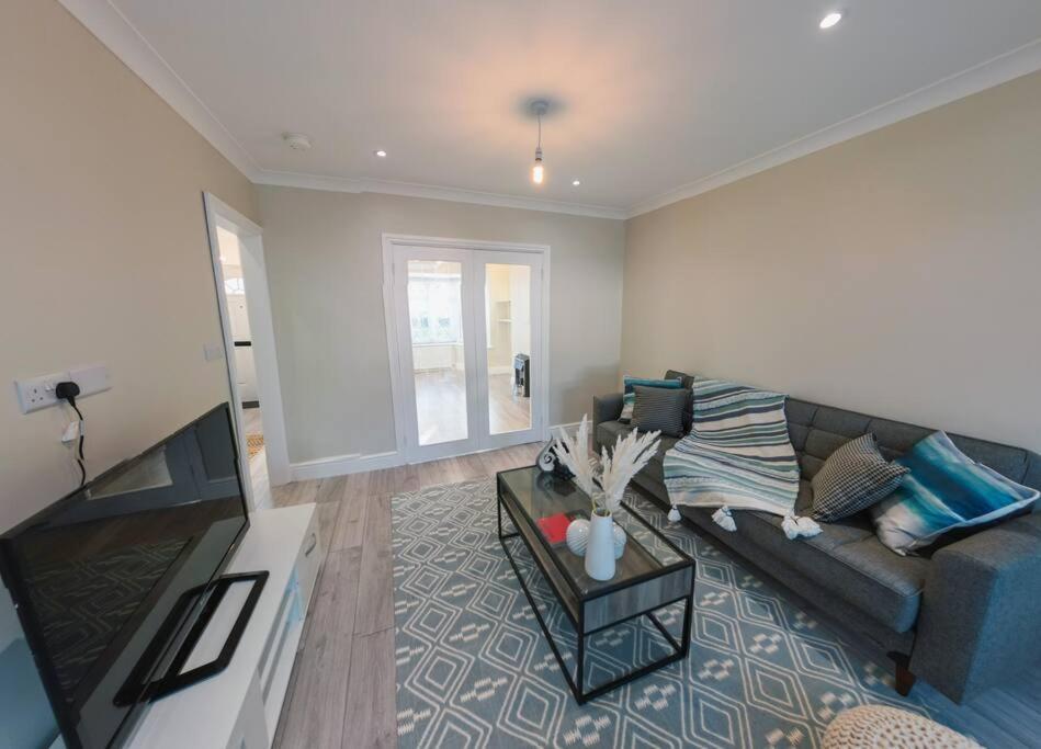 Homely & Peaceful Living Space Morden  Exterior photo
